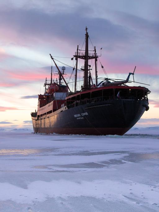 Auf diesem Bild ist das Forschungs- und Expeditionsschiff Mikhail Somov zu sehen, das in der Vilkitsky-Straße zwischen dem russischen Festland und dem Sewernaja-Semlja-Archipel im Arktischen Ozean im Eis festsitzt. 