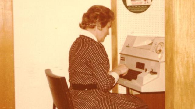 Eine Frau sitzt an einem Fernschreiber, 1972 Eine Frau sitzt an einem Fernschreiber, 1972