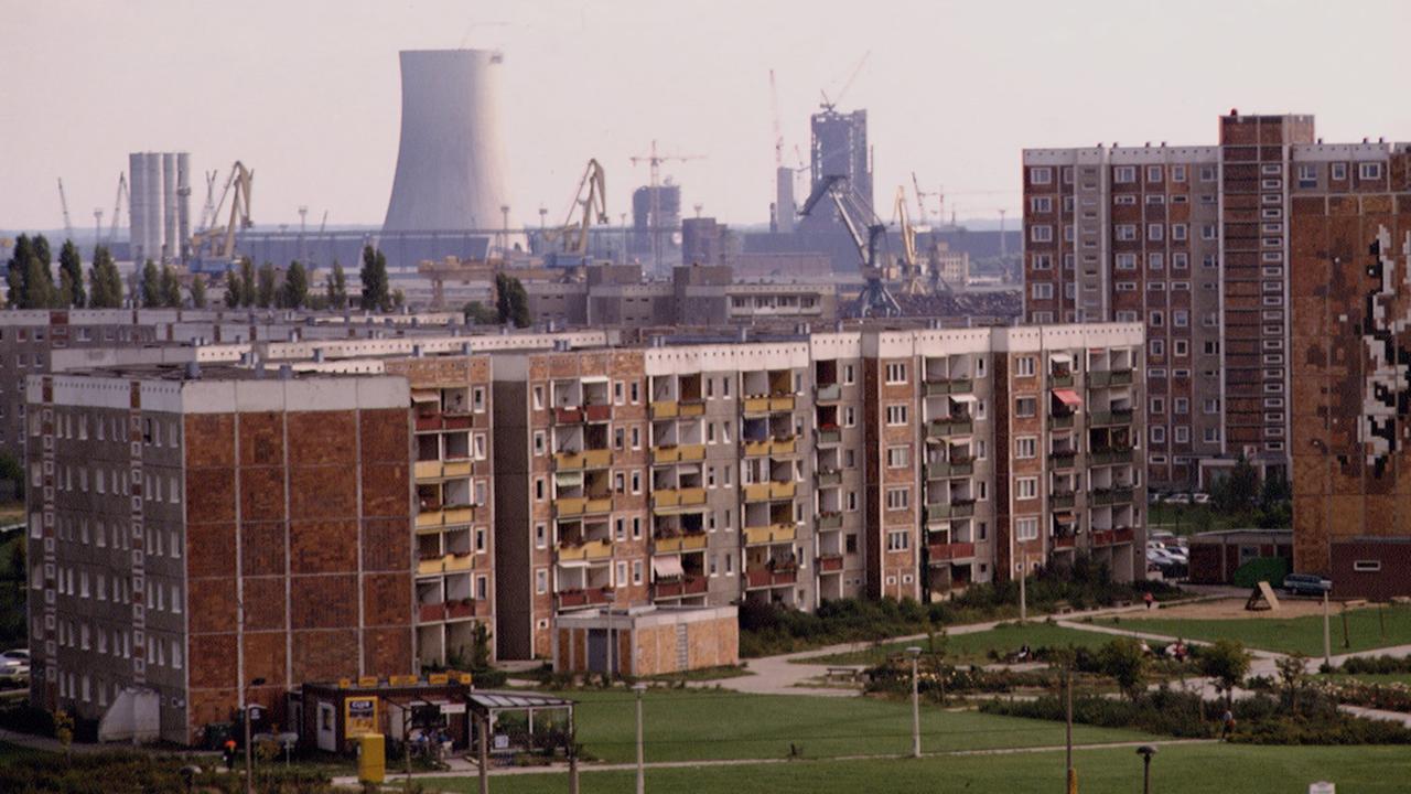 Blick auf die Plattenbauten in Rostock-Lichtenhagen. Dahinter das Kraftwerk von Rostock. Blick auf die Plattenbauten in Rostock-Lichtenhagen. Dahinter das Kraftwerk von Rostock.