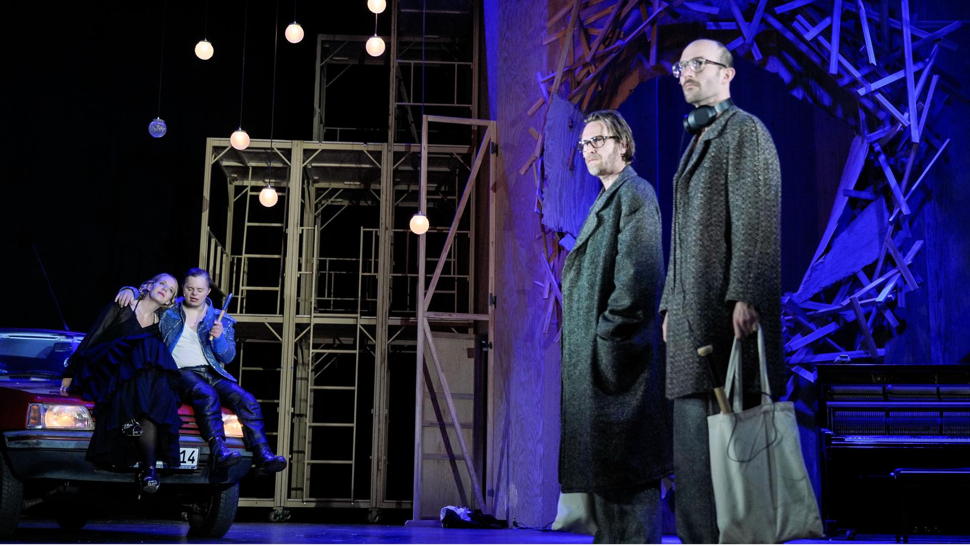 Die Schauspieler Katrin Wichmann, Jonas Sippel, Manuel Harder, Elias Arens (v.l.) in einer Szene auf der Bühne während des Stücks "Der Steppenwolf" am DT Berlin. Die Schauspieler Katrin Wichmann, Jonas Sippel, Manuel Harder, Elias Arens (v.l.) in einer Szene auf der Bühne während des Stücks "Der Steppenwolf" am DT Berlin.