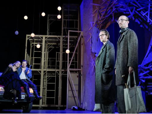 Die Schauspieler Katrin Wichmann, Jonas Sippel, Manuel Harder, Elias Arens (v.l.) in einer Szene auf der Bühne während des Stücks "Der Steppenwolf" am DT Berlin.