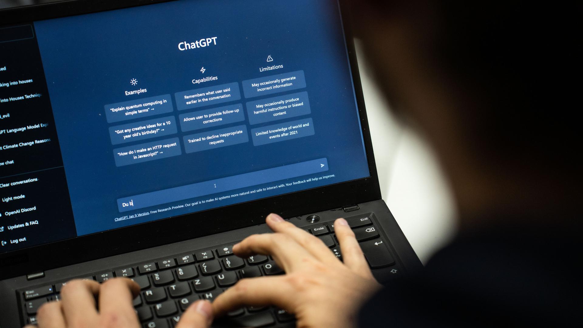 Ein Mensch sitzt am Laptop und hat das Programm ChatGPT auf dem Bildschirmgeöffnet. Ein Mensch sitzt am Laptop und hat das Programm ChatGPT auf dem Bildschirmgeöffnet.