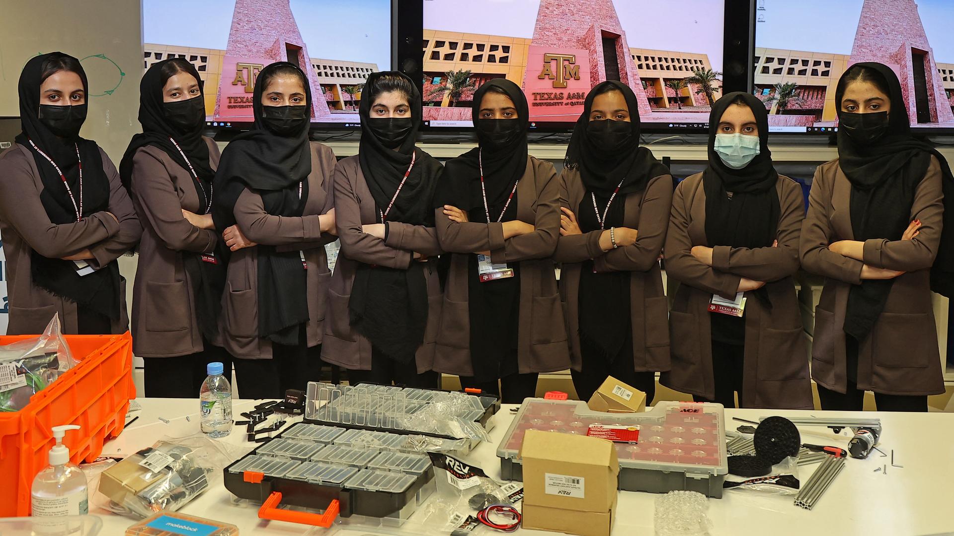 Mitglieder eines afghanischen komplett weiblichen Robotikteams posieren am 14. September 2021 im Labor der Texas A&M University in Doha in Katar. Die Frauen wurden aus Kabul nach Katar evakuiert. Mitglieder eines afghanischen komplett weiblichen Robotikteams posieren am 14. September 2021 im Labor der Texas A&M University in Doha in Katar. Die Frauen wurden aus Kabul nach Katar evakuiert.