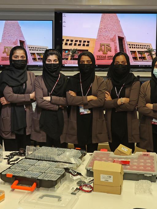 Mitglieder eines afghanischen komplett weiblichen Robotikteams posieren am 14. September 2021 im Labor der Texas A&M University in Doha in Katar. Die Frauen wurden aus Kabul nach Katar evakuiert.