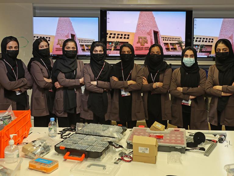 Mitglieder eines afghanischen komplett weiblichen Robotikteams posieren am 14. September 2021 im Labor der Texas A&M University in Doha in Katar. Die Frauen wurden aus Kabul nach Katar evakuiert.
