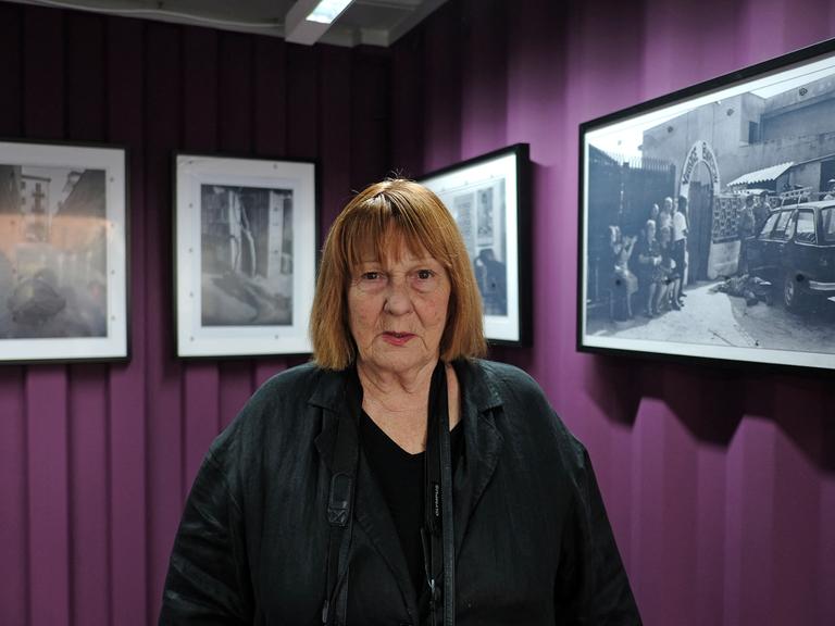 Die Fotografin Letizia Battaglia bei einer Ausstellung ihrer Bilder.