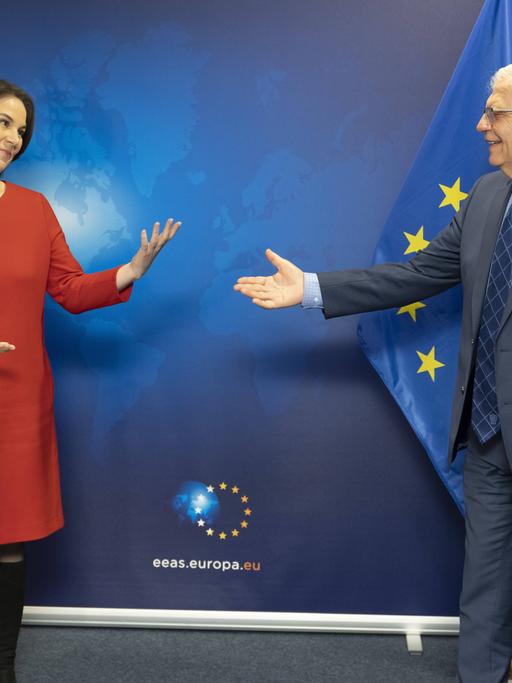 Annalena Baerbock, Bundesaußenministerin, neben Joseph Borrell, EU-Beauftragter für Außen- und Sicherheitspolitik