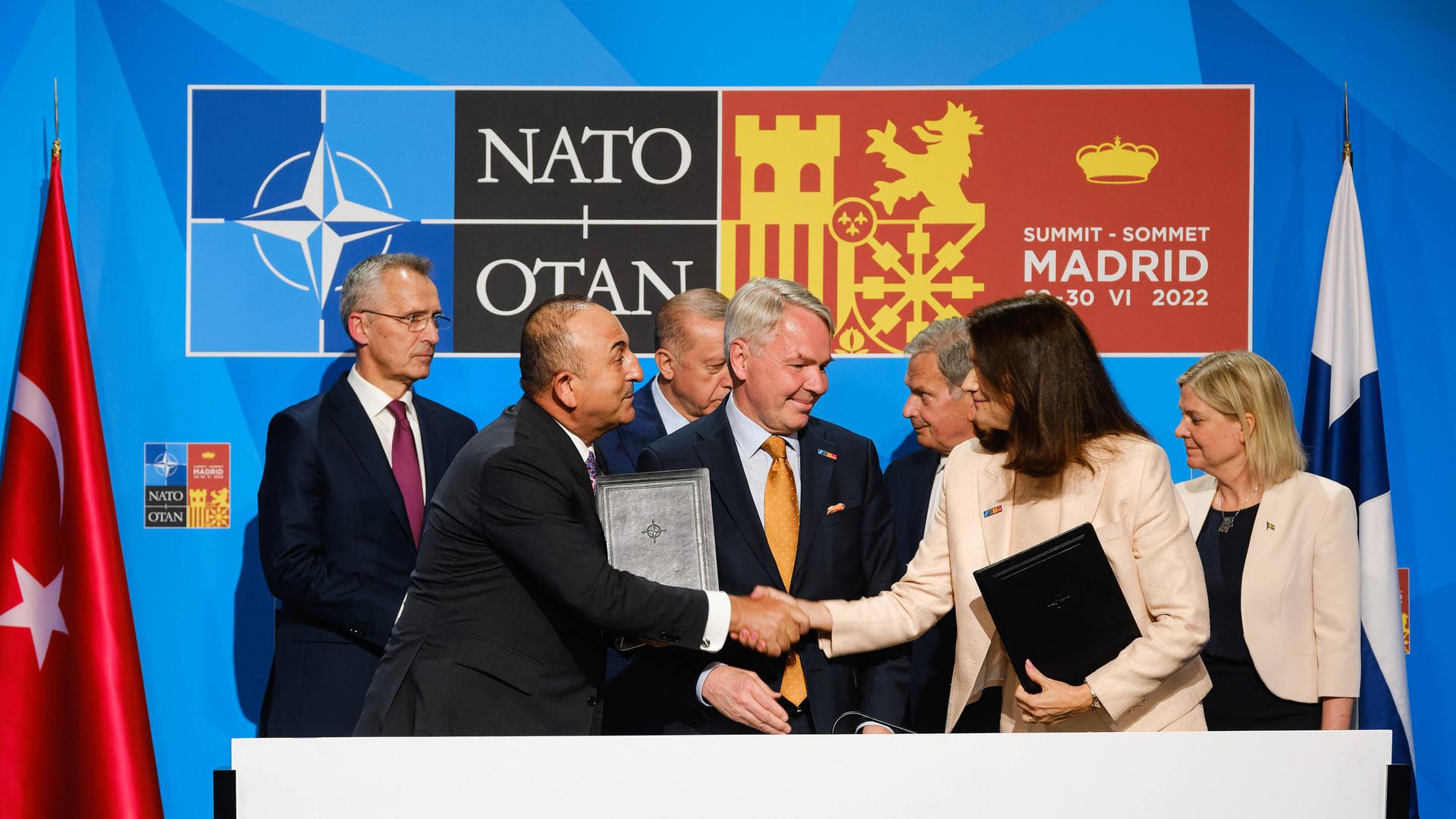 Der türkische Außenminister Mevlut Cavusoglu und die schwedische Außenministerin Ann Linde schütteln sich während einer Unterzeichnungszeremonie am Dienstag, den 28. Juni 2022, die Hände und ebnen damit den Weg für die NATO-Mitgliedschaft Finnlands und Schwedens.