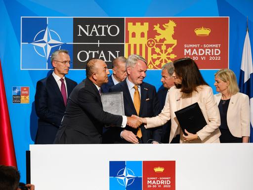 Der türkische Außenminister Mevlut Cavusoglu und die schwedische Außenministerin Ann Linde schütteln sich während einer Unterzeichnungszeremonie am Dienstag, den 28. Juni 2022, die Hände und ebnen damit den Weg für die NATO-Mitgliedschaft Finnlands und Schwedens.