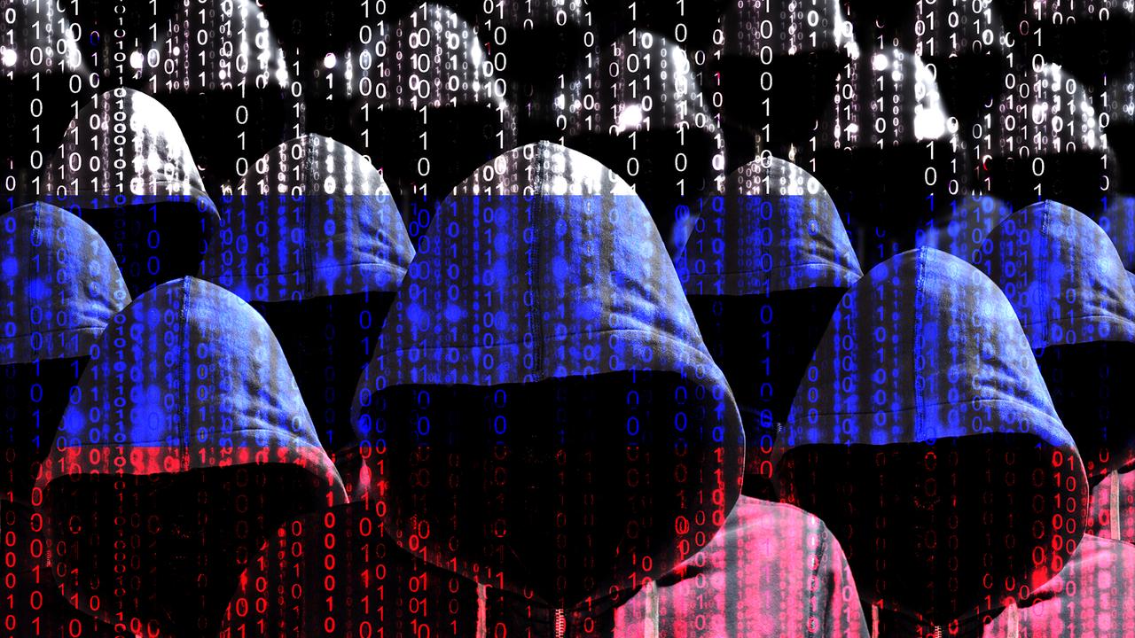 Darstellung einer Gruppe von gesichtslosen, mit Hoodie-Kapuzen vermummten Hackern, mit einer überblendeten russische Flagge, bestehend aus einer Reihe von Nullen und Einsen.