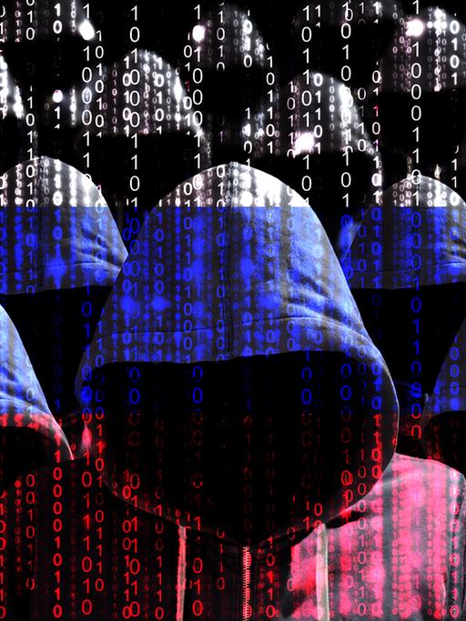 Darstellung einer Gruppe von gesichtslosen, mit Hoodie-Kapuzen vermummten Hackern, mit einer überblendeten russische Flagge, bestehend aus einer Reihe von Nullen und Einsen.