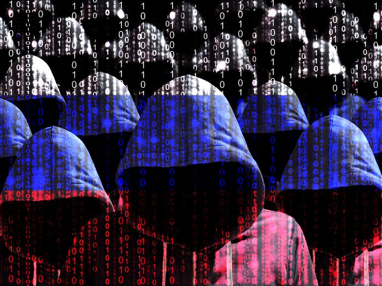 Darstellung einer Gruppe von gesichtslosen, mit Hoodie-Kapuzen vermummten Hackern, mit einer überblendeten russische Flagge, bestehend aus einer Reihe von Nullen und Einsen.
