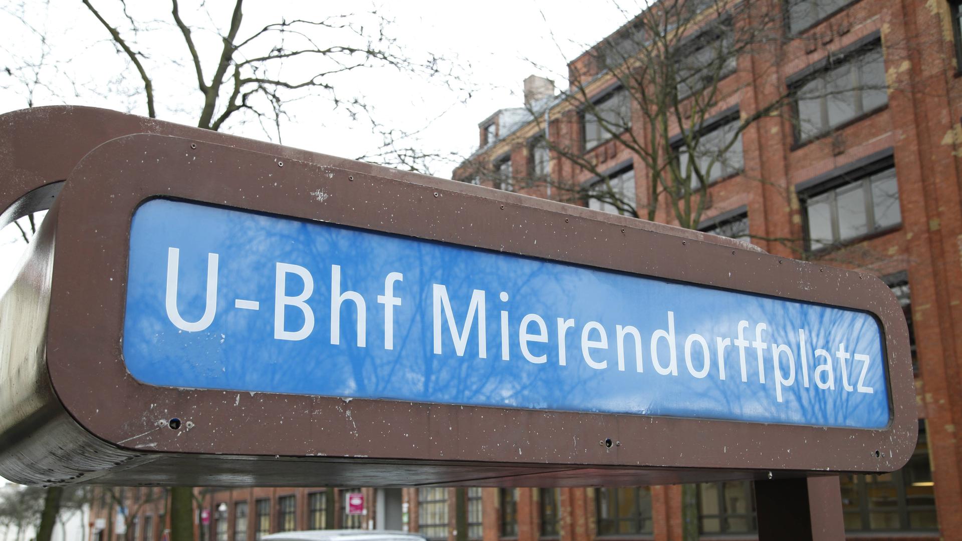 Die U-Bahnstation am Mierendorffplatz im Berliner Ortsteil Charlottenburg - benannt nach dem sozialdemokratischen Politiker und Wissenschaftler Carlo Mierendorff
Die U-Bahnstation am Mierendorffplatz im Berliner Ortsteil Charlottenburg - benannt nach dem sozialdemokratischen Politiker und Wissenschaftler Carlo Mierendorff