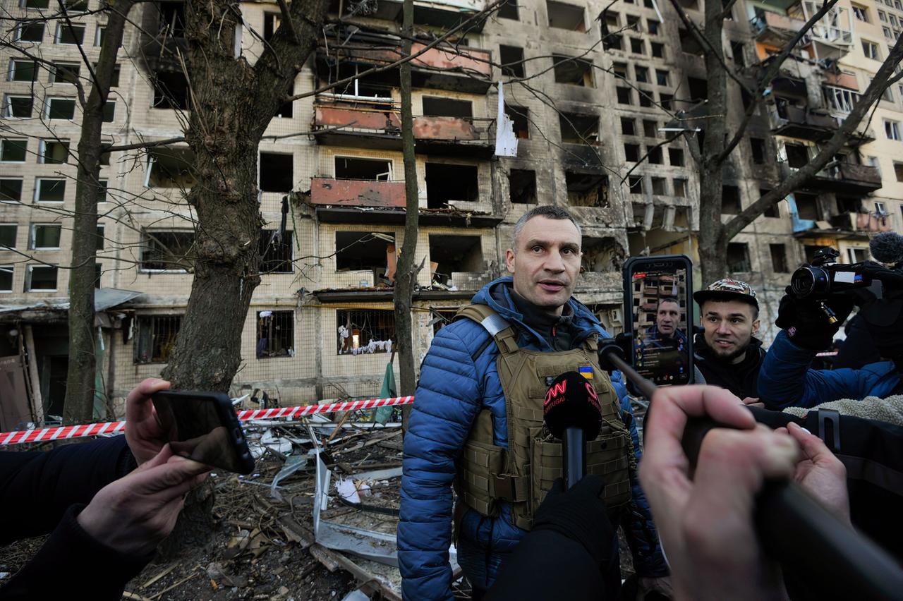 Kiews Bürgermeister Vitaliy Klitschko spricht mit den Medien in der Nähe eines Wohnhauses, das von der russischen Armee beschossen wurde.(Archivbild) Kiews Bürgermeister Vitaliy Klitschko spricht mit den Medien in der Nähe eines Wohnhauses, das von der russischen Armee beschossen wurde.(Archivbild)