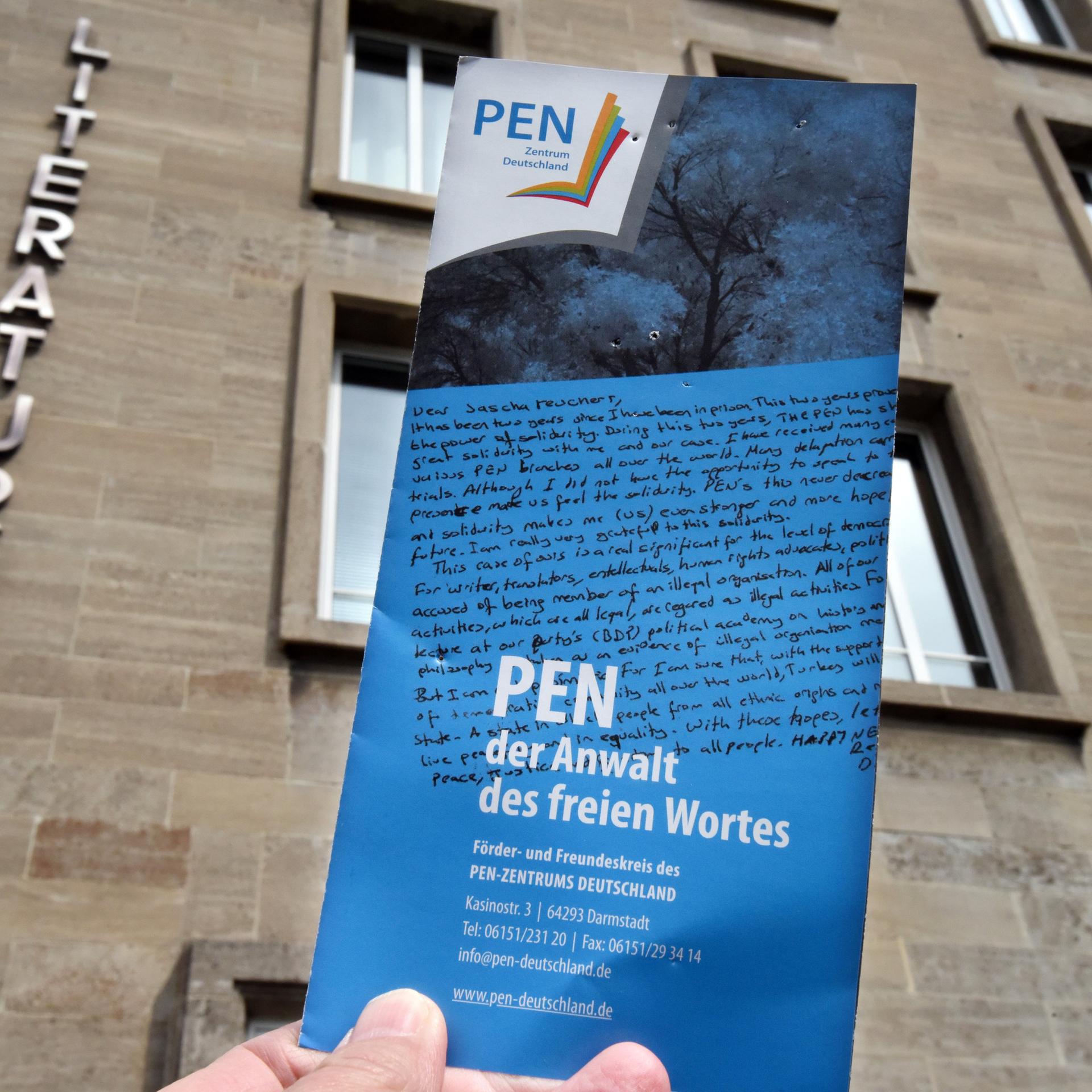 Ein Informationsblatt wird vor die Geschäftsstelle des deutschen PEN-Zentrums im Literaturhaus in Darmstadt gehalten.
