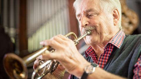 Der Trompetervirtuose Ludwig Güttler probt für seinen Auftritt in der Cottbuser Klosterkirche. Nach einer mehr als fünfzigjährigen Karriere nimmt Ludwig Güttler mit seinen Konzerten im Jahr 2022 Abschied von seinem Publikum.