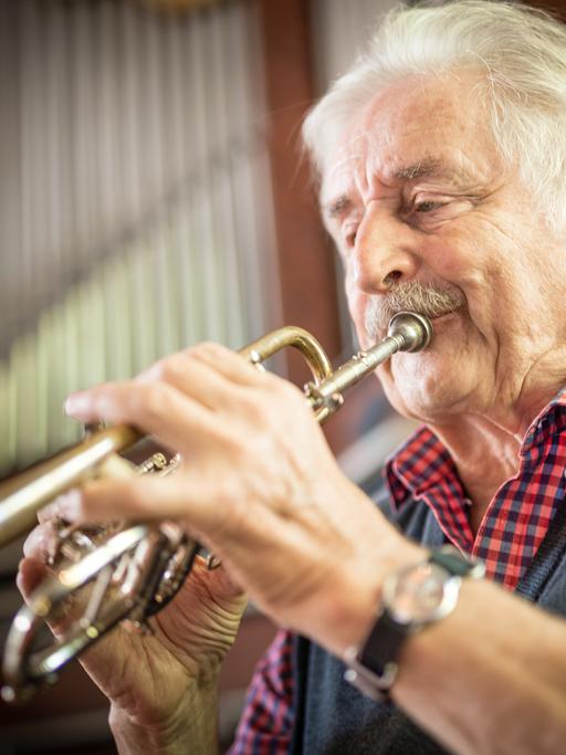 Der Trompetervirtuose Ludwig Güttler probt für seinen Auftritt in der Cottbuser Klosterkirche. Nach einer mehr als fünfzigjährigen Karriere nimmt Ludwig Güttler mit seinen Konzerten im Jahr 2022 Abschied von seinem Publikum.