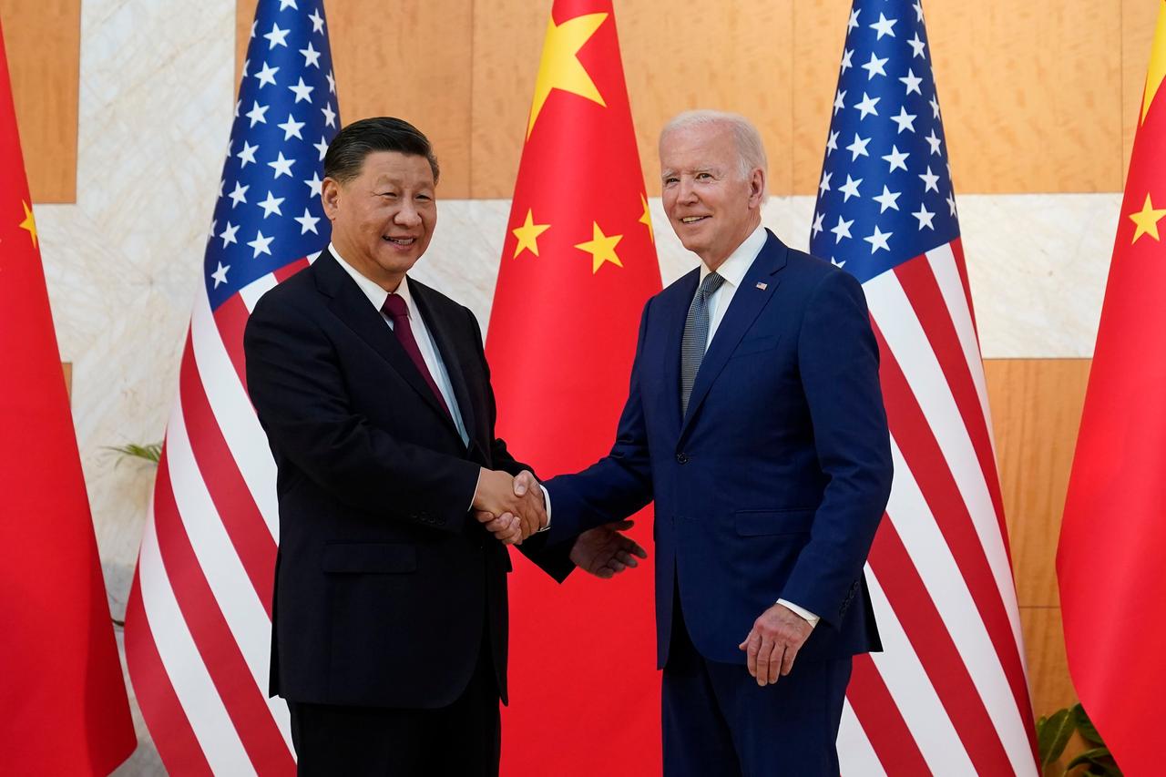 Indonesien, Bali: US-Präsident Joe Biden (r), schüttelt dem chinesischen Präsidenten Xi Jinping bei ihrem Treffen vor dem G20-Gipfel die Hand.