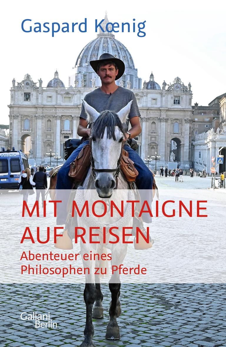 Cover des Buchs „Mit Montaigne auf Reisen. Abenteuer eines Philosophen zu Pferde“ von Gaspard Kœnig. Der Autor sitzt auf einem weißen Pferd auf einem öffentlichen Platz mit historischen, prunkvollen Gebäuden und trägt einen schwarzen Cowboy-Hut.
Cover des Buchs „Mit Montaigne auf Reisen. Abenteuer eines Philosophen zu Pferde“ von Gaspard Kœnig. Der Autor sitzt auf einem weißen Pferd auf einem öffentlichen Platz mit historischen, prunkvollen Gebäuden und trägt einen schwarzen Cowboy-Hut.