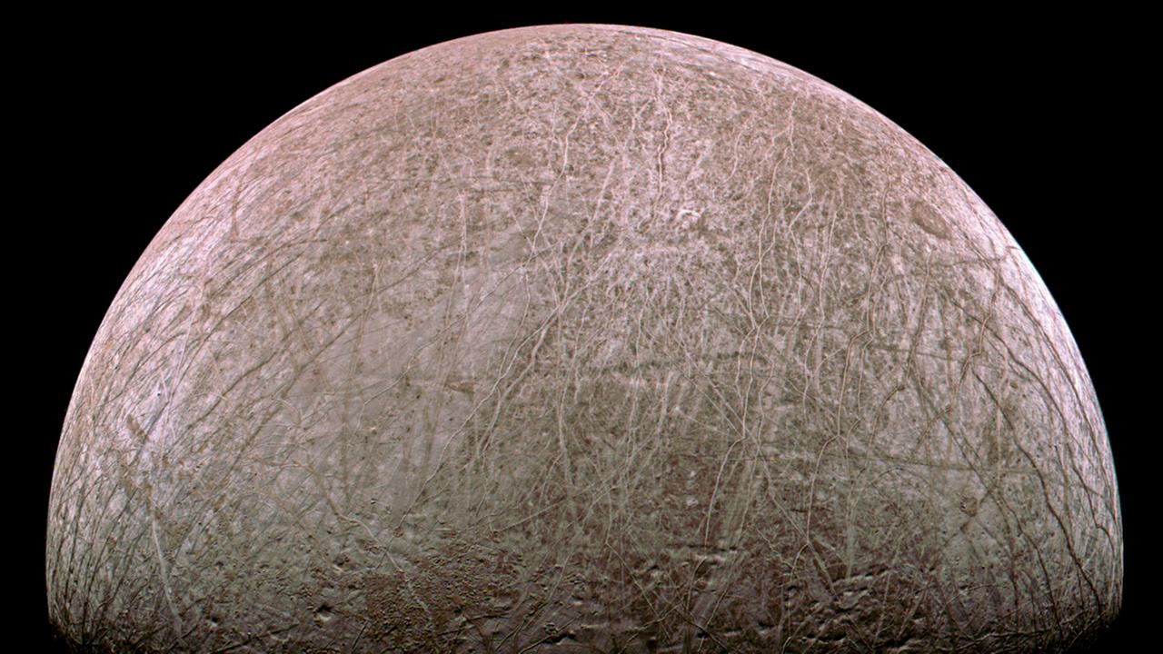 Der Jupitermond Europa, fotografiert von der Raumsonde Juno Der Jupitermond Europa, fotografiert von der Raumsonde Juno