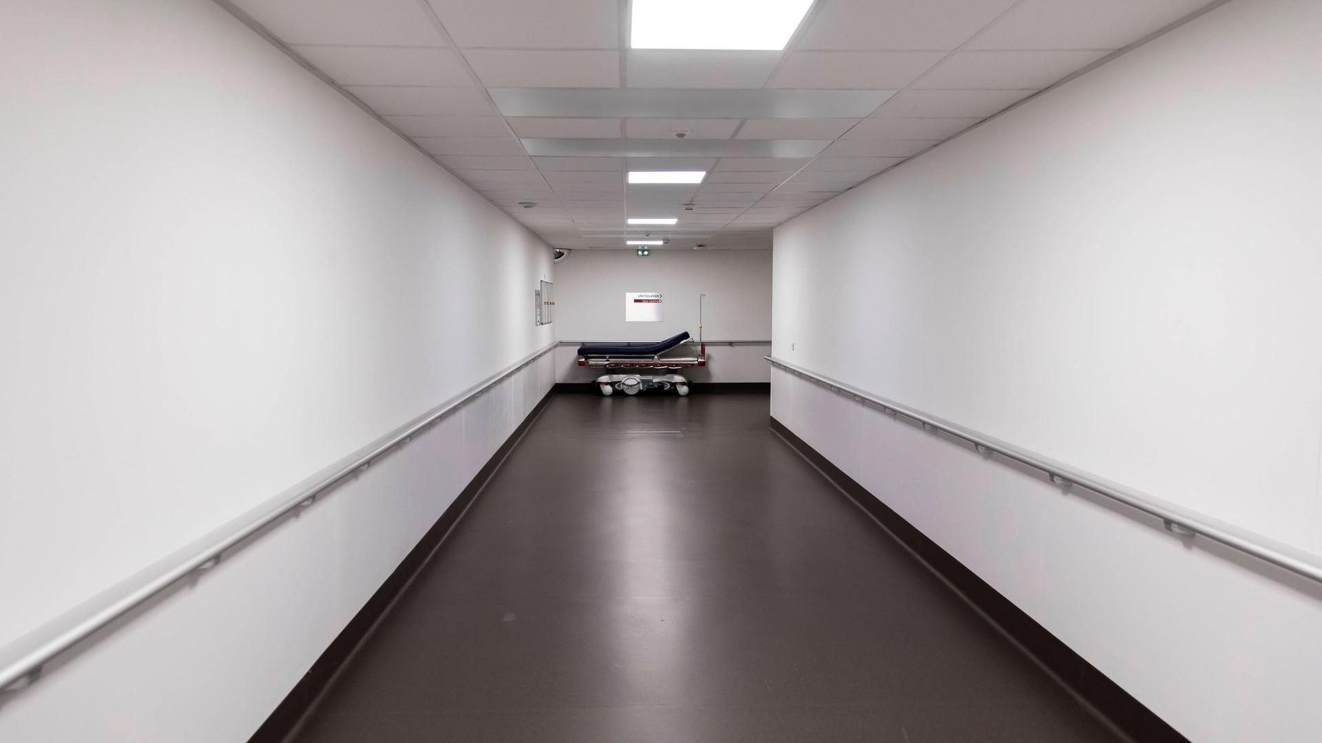 Ein leerer Krankenhausflur mit Bett Ein leerer Krankenhausflur mit Bett
