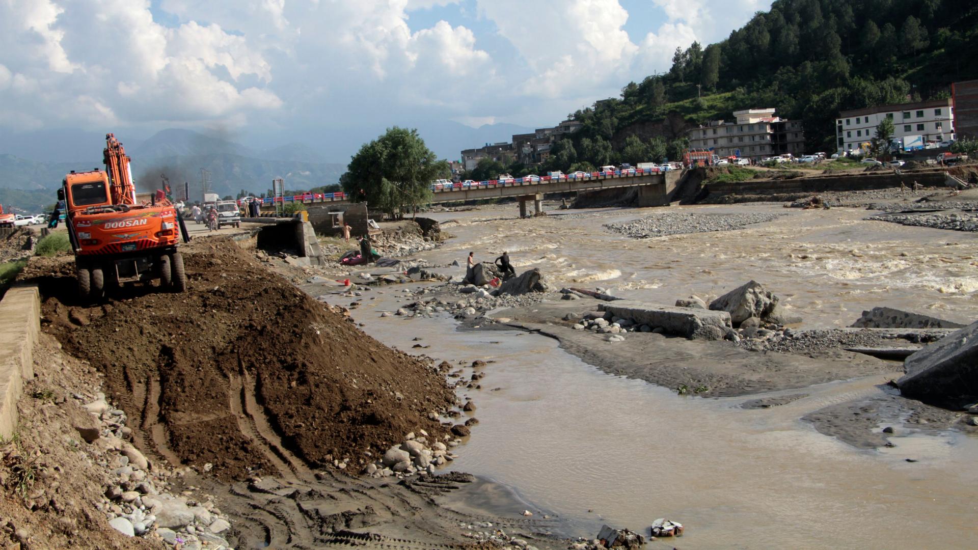 Nach schweren Regenfällen sind in Pakistan Straßen überflutet. Nach schweren Regenfällen sind in Pakistan Straßen überflutet.