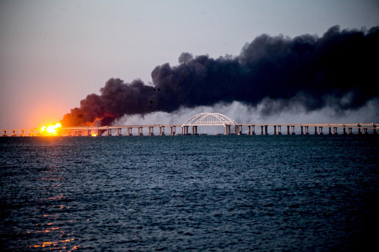 Ein Foto zeigt die Explosion auf der Brücke in der Meerenge von Kertsch, die die Krim mit dem Festland verbindet.
Ein Foto zeigt die Explosion auf der Brücke in der Meerenge von Kertsch, die die Krim mit dem Festland verbindet.
