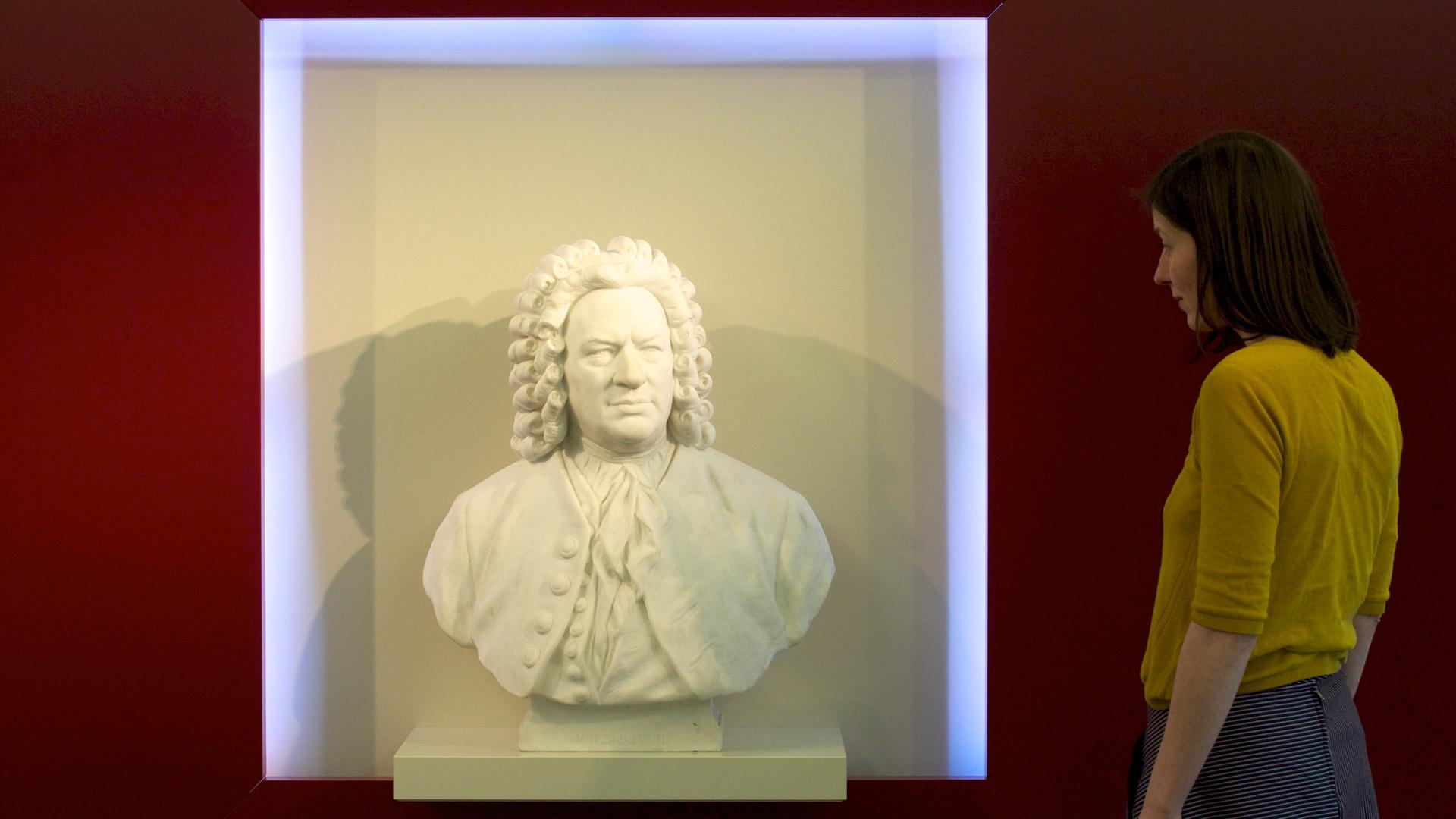 Eine weiße Statue des Komponisten Johann Sebastian Bach steht im Leipziger Museum, das mit dem Bach-Archiv eine Einheit bildet.