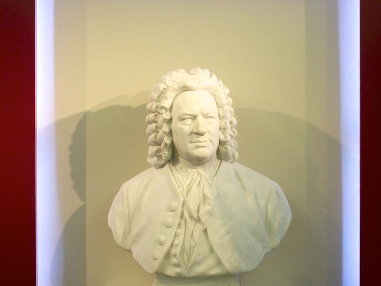 Eine weiße Statue des Komponisten Johann Sebastian Bach steht im Leipziger Museum, das mit dem Bach-Archiv eine Einheit bildet.