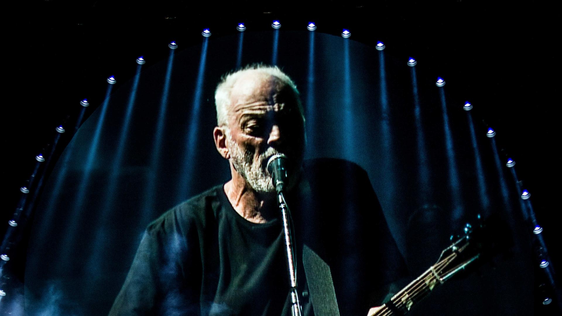 David Gilmour performt auf einer Bühne. David Gilmour performt auf einer Bühne.
