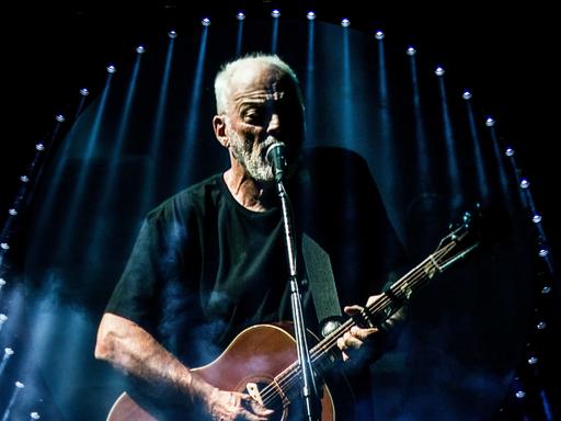 David Gilmour performt auf einer Bühne.