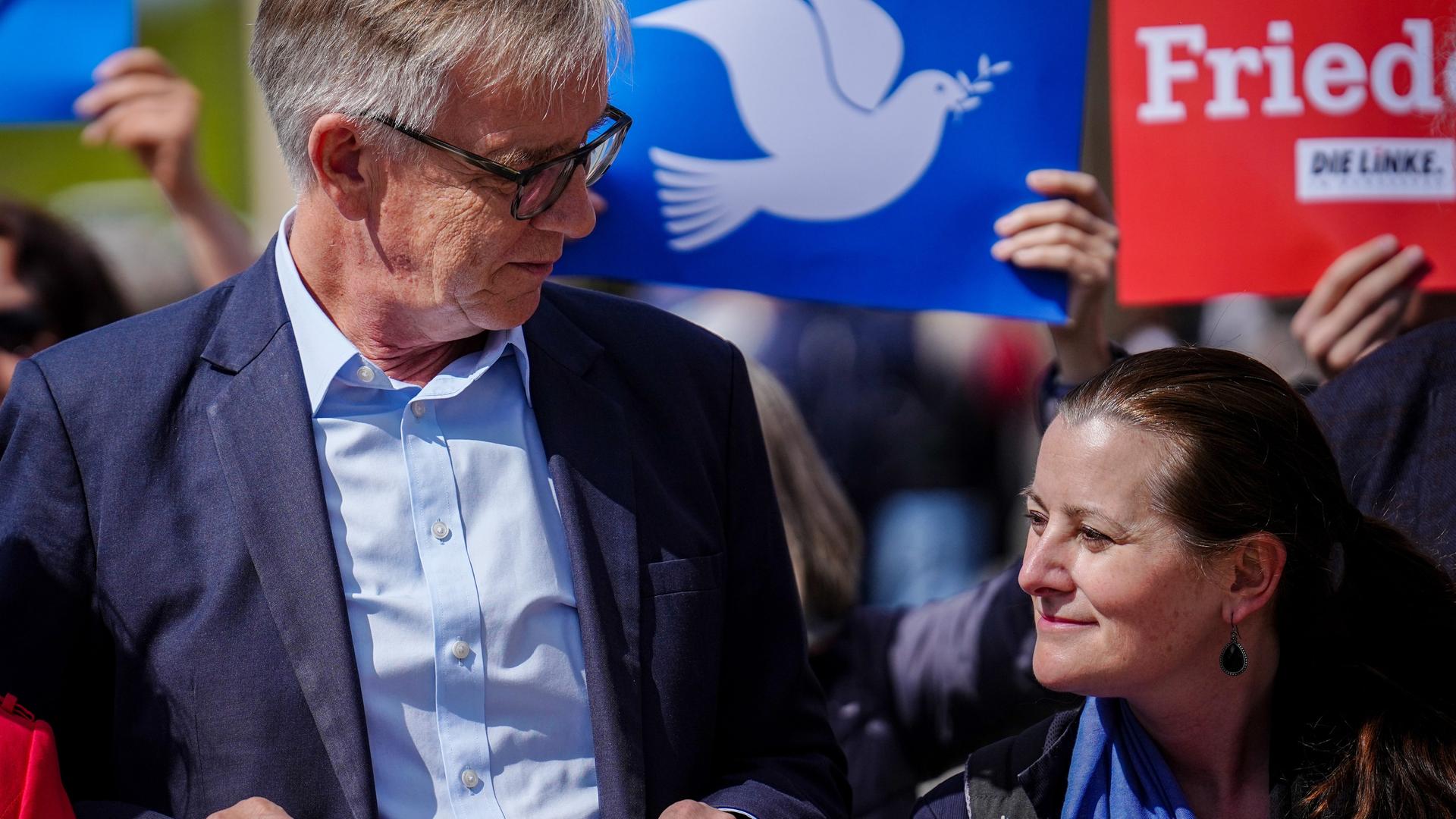 Dietmar Bartsch und Janine Wissler auf einer Demonstration, imi Hintergrund eine weiße Friedenstaube auf einem Plakat. Dietmar Bartsch und Janine Wissler auf einer Demonstration, imi Hintergrund eine weiße Friedenstaube auf einem Plakat.