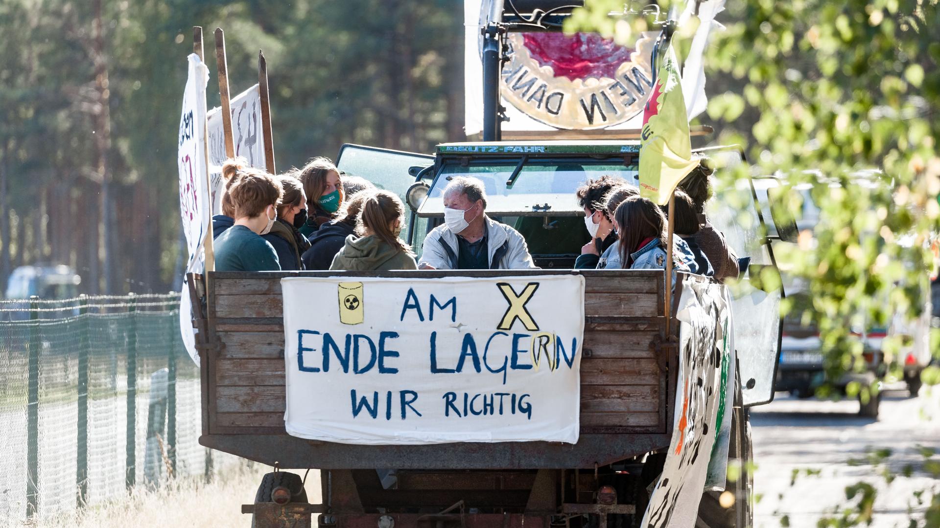 Ein Traktor im Oktober 202o mit einem Transparent mit der Aufschrift "Am Ende lage(r)n wir richtig" startet zu einer Rundfahrt um das Erkundungsberkwerk in Gorleben, wo die Bürgerinitiative Umweltschutz Lüchow-Dannenberg das Ausscheiden Gorlebens aus dem Suchverfahren für ein nationales Endlager mit einer Demonstration feiert. Ein Traktor im Oktober 202o mit einem Transparent mit der Aufschrift "Am Ende lage(r)n wir richtig" startet zu einer Rundfahrt um das Erkundungsberkwerk in Gorleben, wo die Bürgerinitiative Umweltschutz Lüchow-Dannenberg das Ausscheiden Gorlebens aus dem Suchverfahren für ein nationales Endlager mit einer Demonstration feiert.