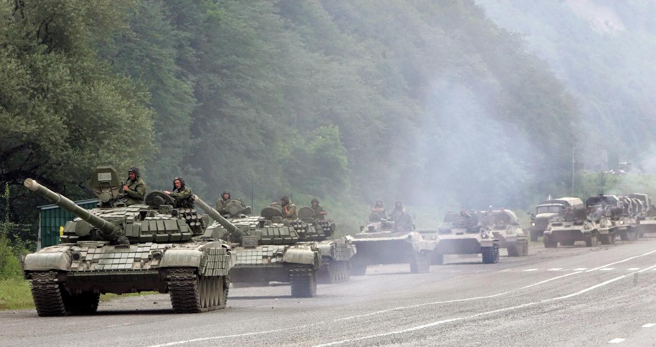 Ein Panzerkonvoi fährt eine Straße entlang. Ein Panzerkonvoi fährt eine Straße entlang.