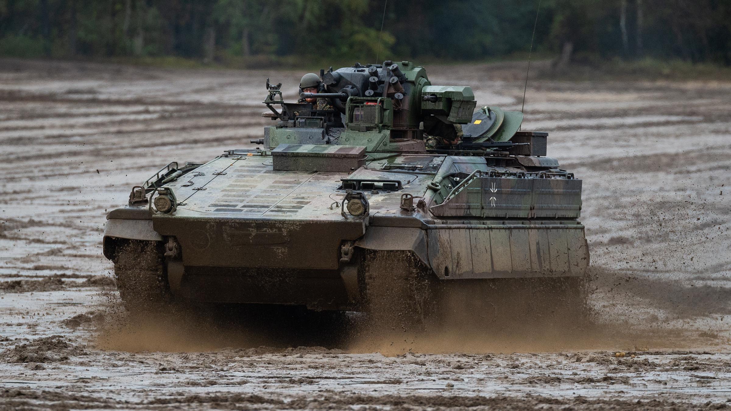 Ein Schützenpanzer der Bundeswehr vom Typ Marder fährt über ein Übungsgelände. 