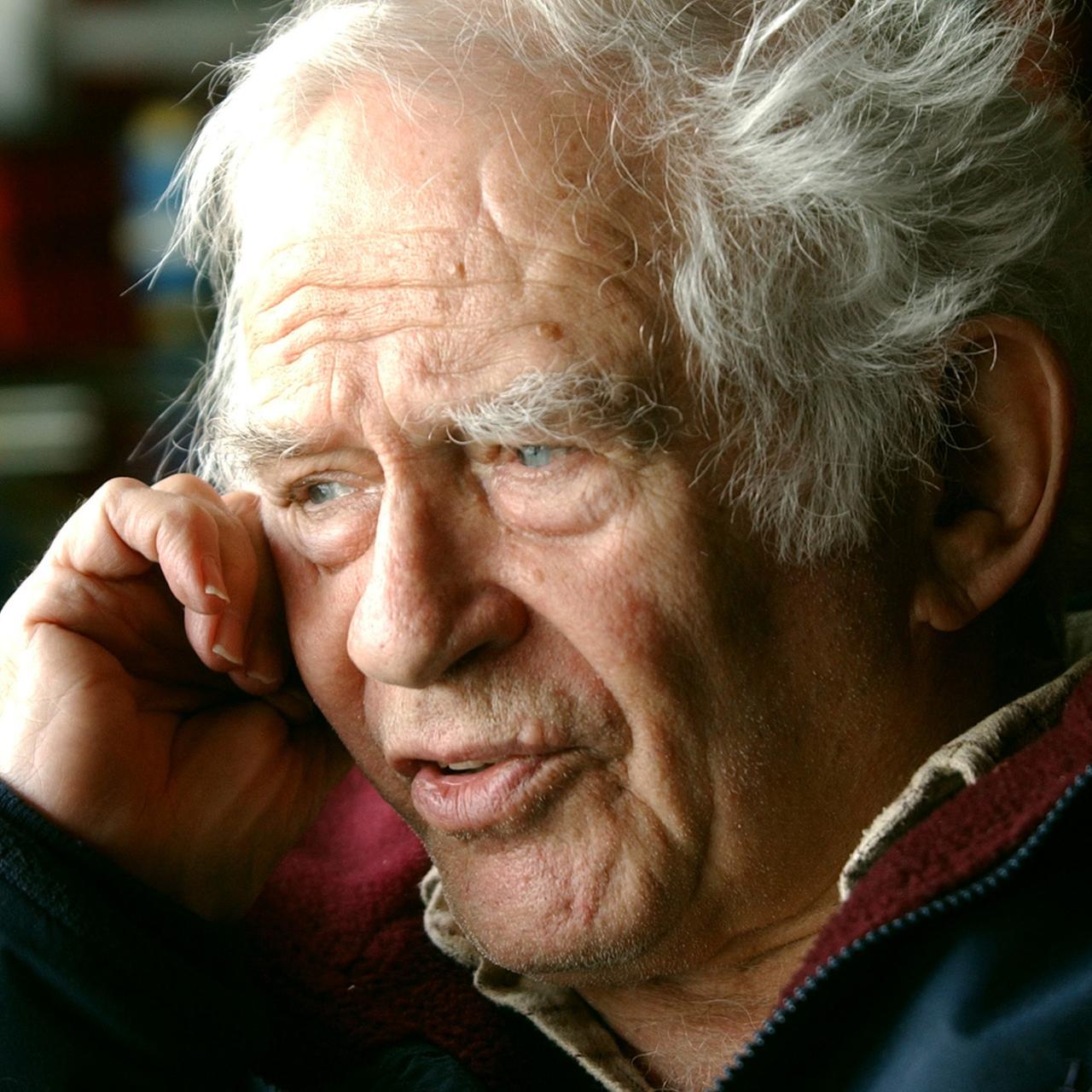 Norman Mailer bei einem interview in seinem Apartment in Brooklyn Heights, New York, am 28. Januar  2003. 