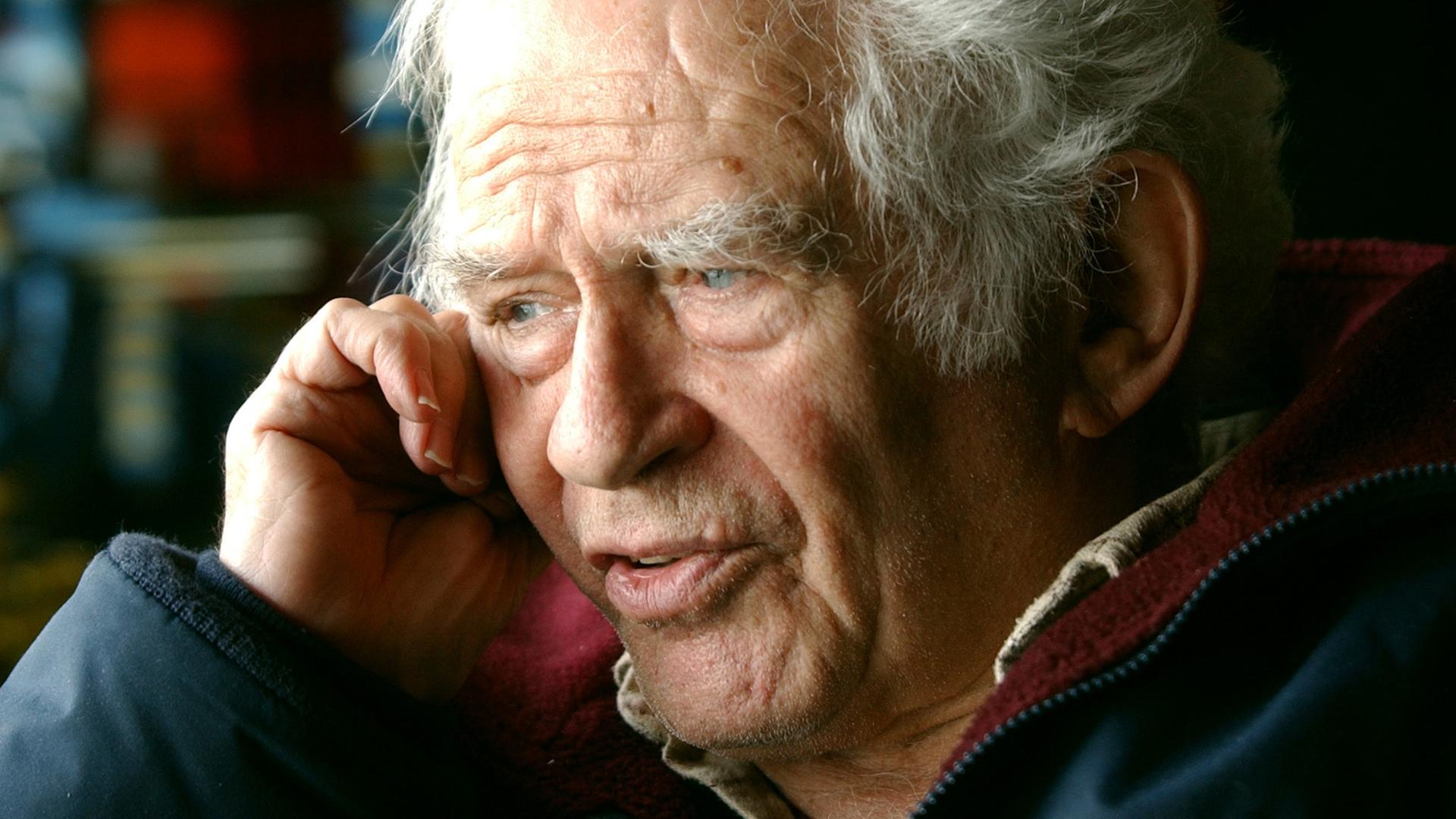 Norman Mailer bei einem Interview in seinem Apartment in Brooklyn Heights, New York, am 28. Januar  2003.