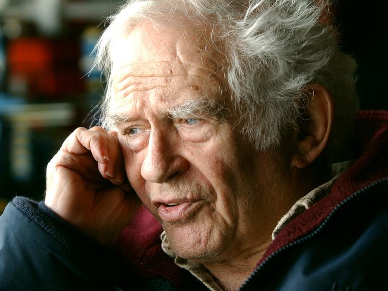 Norman Mailer bei einem Interview in seinem Apartment in Brooklyn Heights, New York, am 28. Januar  2003.