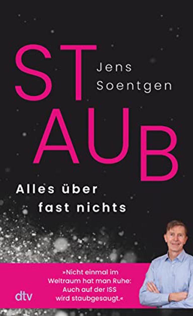 Das Cover des Buches von Jens Soentgen "Staub. Alles über fast nichts". Es zeigt die mikroskopisch vergrößerte Aufnahme von Staub vor einem schwarzen Hintergrund, unten ist der Autor eingeblendet. Das Cover des Buches von Jens Soentgen "Staub. Alles über fast nichts". Es zeigt die mikroskopisch vergrößerte Aufnahme von Staub vor einem schwarzen Hintergrund, unten ist der Autor eingeblendet.