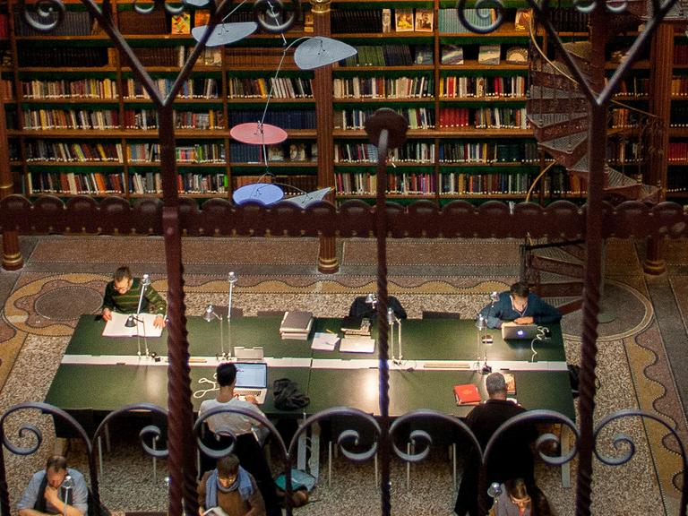 Ein Lesetisch in einer Bibliothek. 