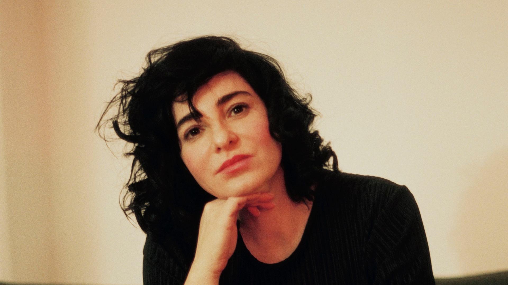Portrait von Mely Kiyak mit auf die Hand gestütztem Kinn Portrait von Mely Kiyak mit auf die Hand gestütztem Kinn