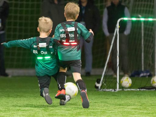 Kinder spielen Funino 