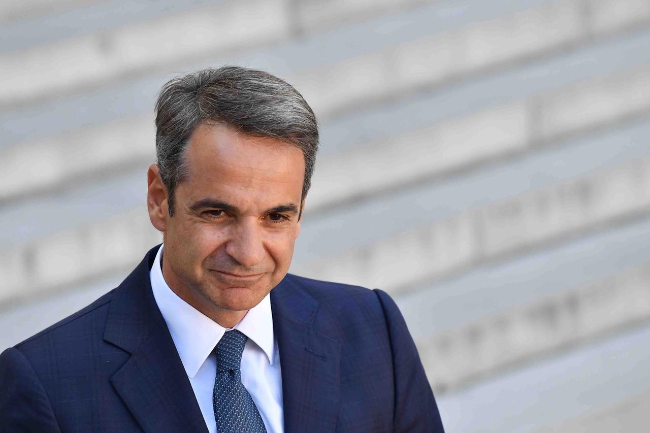 Kyriakos Mitsotakis steht auf einer Treppe. Kyriakos Mitsotakis steht auf einer Treppe.