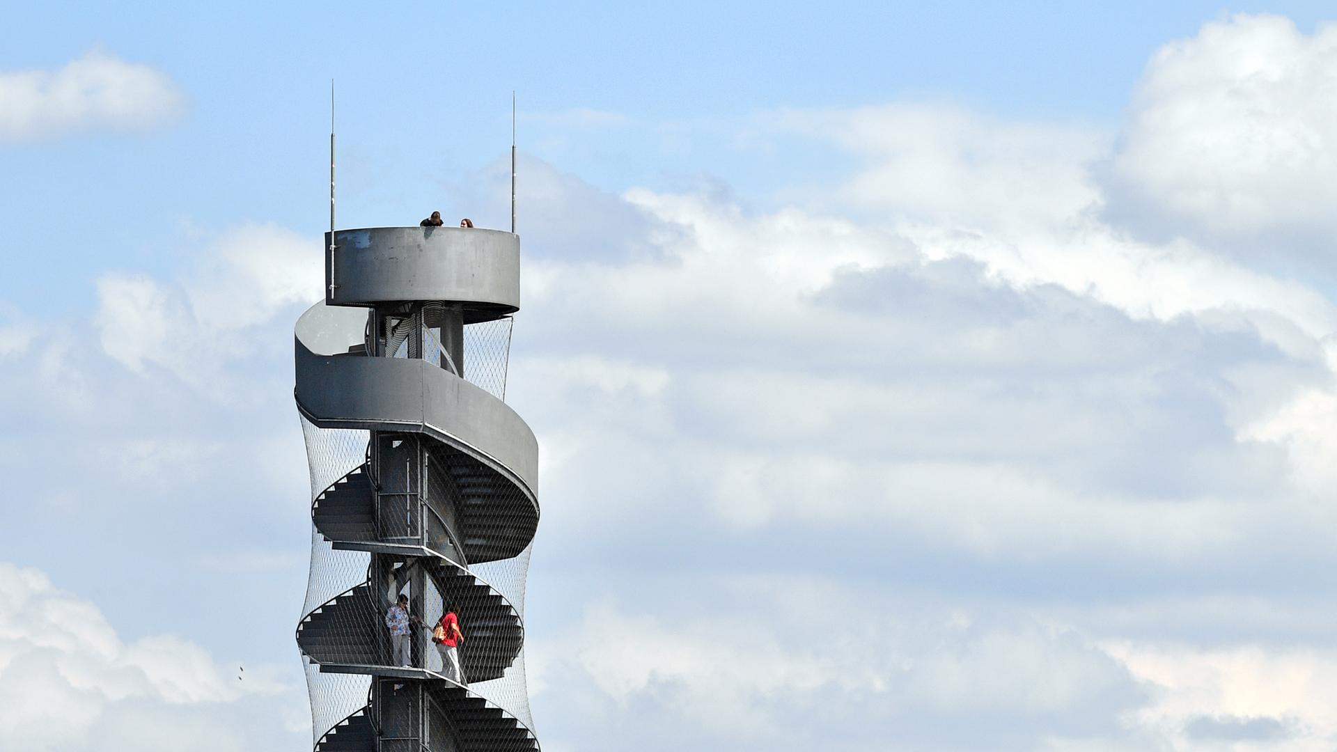Touristen verschaffen sich vom Pegelturm im Goitzsche-See bei Bitterfeld-Wolfen in Sachsen-Anhalt einen Überblick. Touristen verschaffen sich vom Pegelturm im Goitzsche-See bei Bitterfeld-Wolfen in Sachsen-Anhalt einen Überblick.