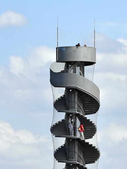 Touristen verschaffen sich vom Pegelturm im Goitzsche-See bei Bitterfeld-Wolfen in Sachsen-Anhalt einen Überblick. 