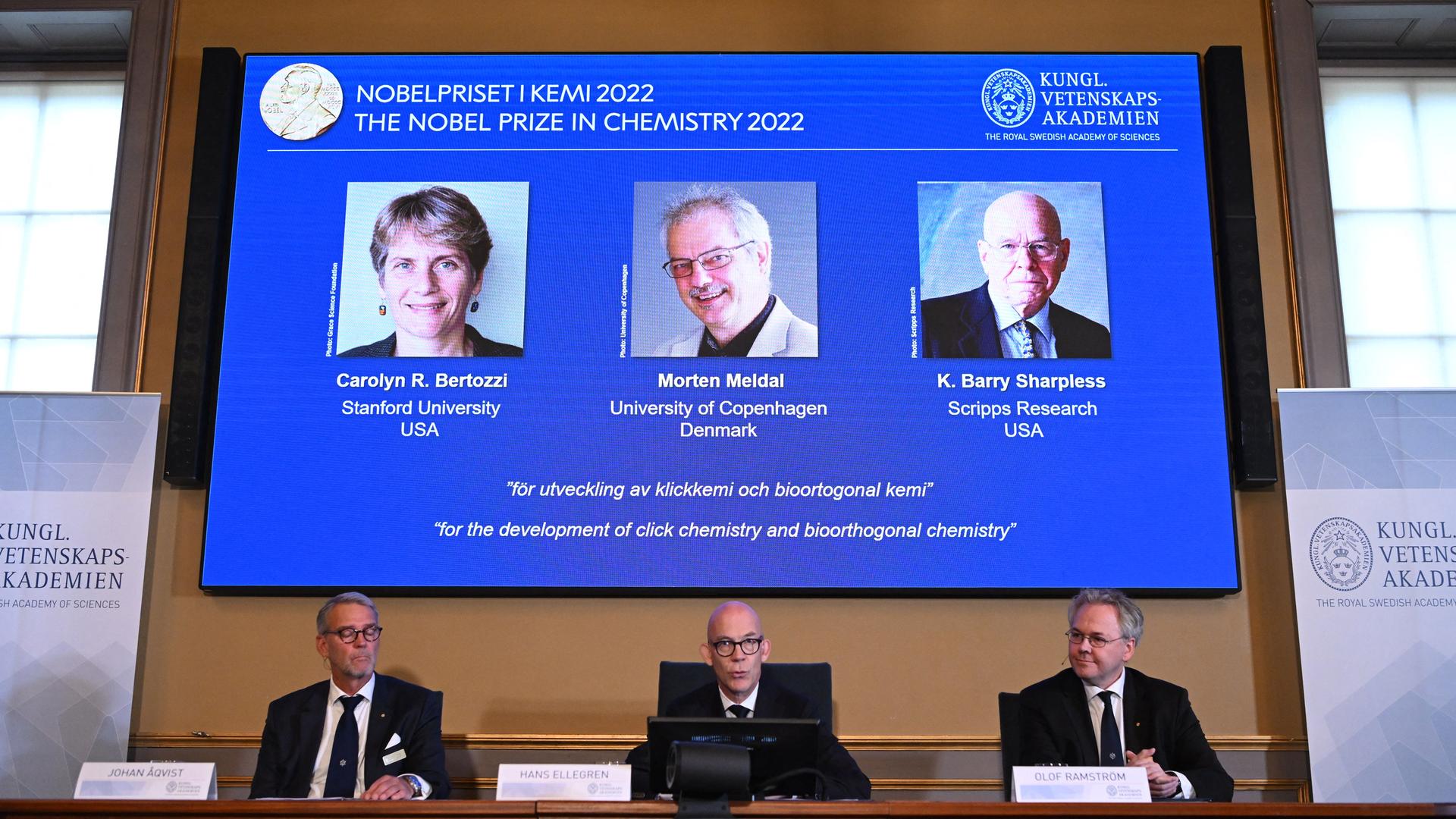 Die Mitglieder des Nobelpreiskomitees geben den Chemie-Nobelpreis 2022 bekannt. Er geht Carolyn Bertozzi, Barry Sharpless und Morten Meldal Die Mitglieder des Nobelpreiskomitees geben den Chemie-Nobelpreis 2022 bekannt. Er geht Carolyn Bertozzi, Barry Sharpless und Morten Meldal