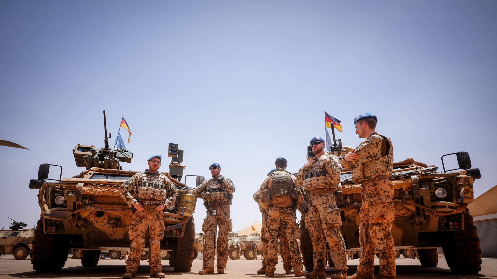 Bundeswehrsoldaten stehen in Gao in Mali im Feldlager Camp Castor an ihren Fahrzeugen. Bundeswehrsoldaten stehen in Gao in Mali im Feldlager Camp Castor an ihren Fahrzeugen.