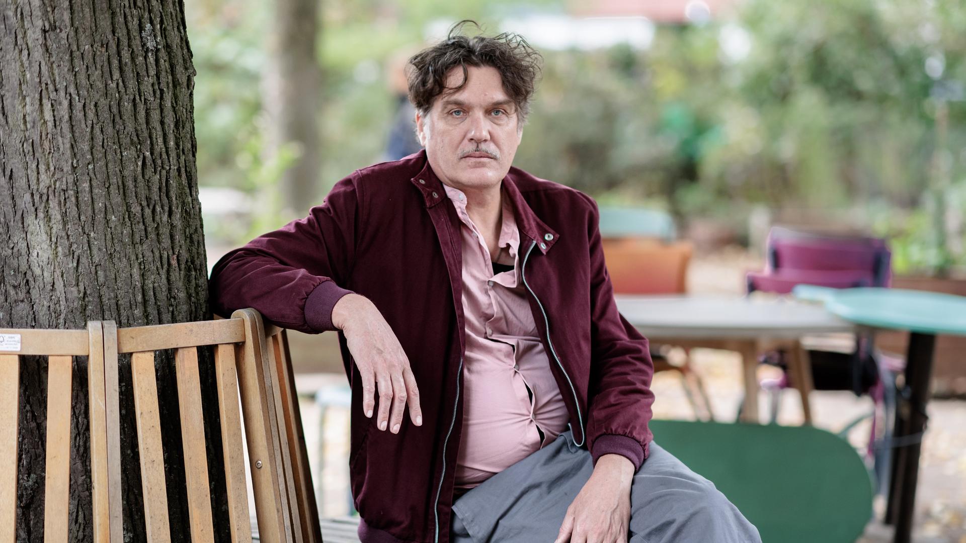 Frank Spilker, deutscher Musiker, Liedtexter, Romanautor und Sänger der Band Die Sterne sitzt in seinem Hamburger Heimatstadtteil auf einer Bank. Frank Spilker, deutscher Musiker, Liedtexter, Romanautor und Sänger der Band Die Sterne sitzt in seinem Hamburger Heimatstadtteil auf einer Bank.