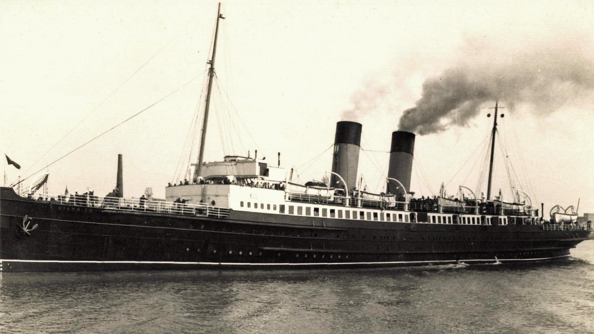 Hatch verliebt sich in eine Prinzessin auf dem Passagierdampfer nach Bombay. Zu sehen: Historische Aufnahme eines englischen Passagierdampfers. Hatch verliebt sich in eine Prinzessin auf dem Passagierdampfer nach Bombay. Zu sehen: Historische Aufnahme eines englischen Passagierdampfers.