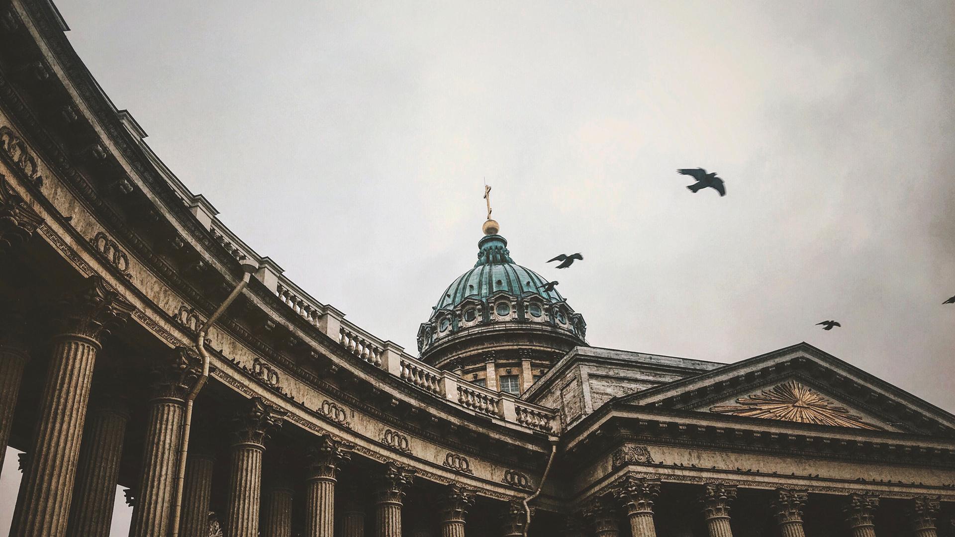 Kaum in Russland angekommen, werden van Dusen und sein Begleiter verhaftet. Kaum in Russland angekommen, werden van Dusen und sein Begleiter verhaftet.